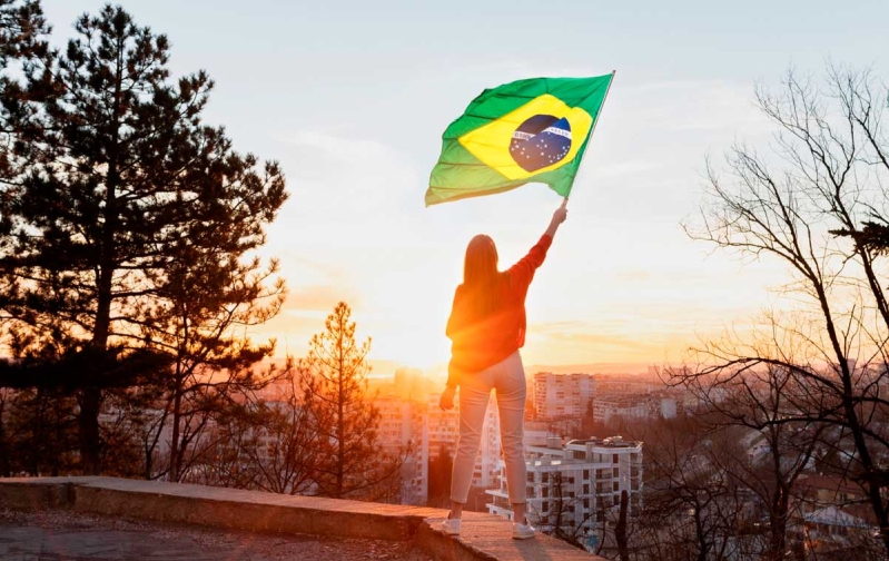 Mujer con bandera de Brasil