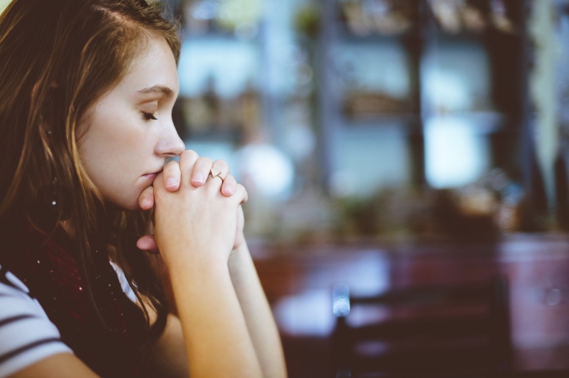 Joven en oración