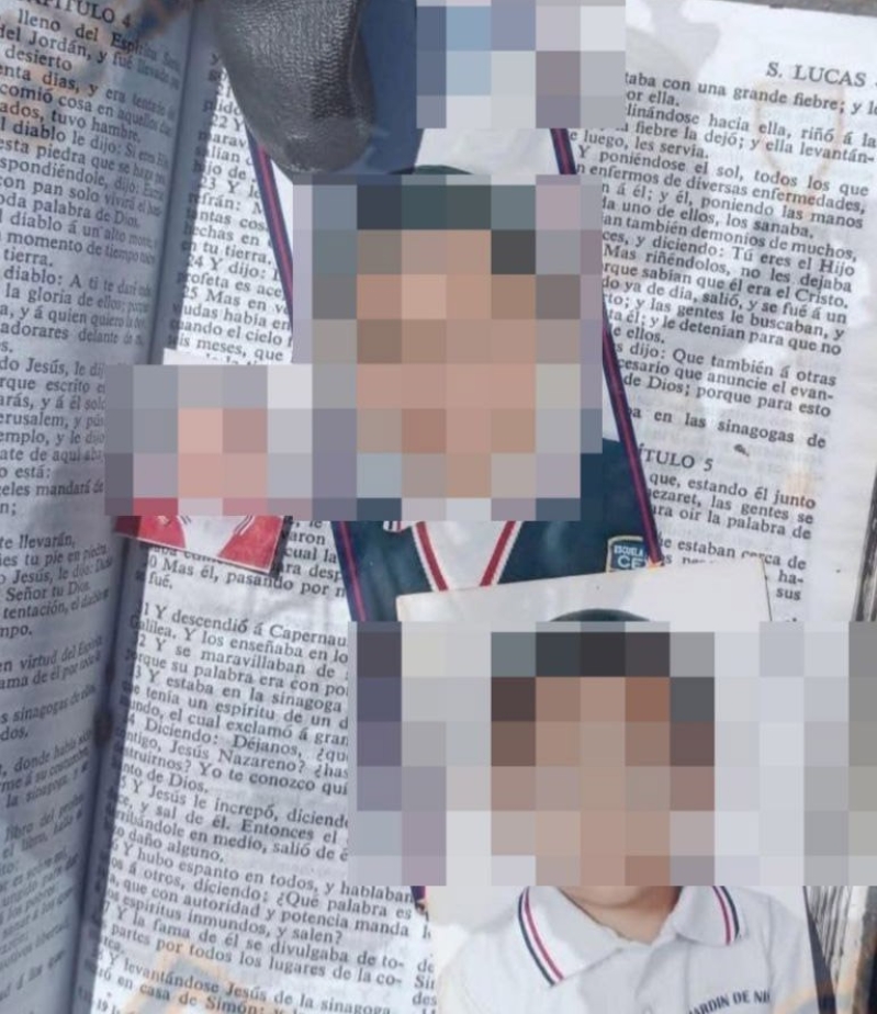 Biblia con fotos de niño en Jalisco