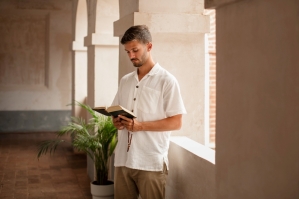 Joven con Biblia