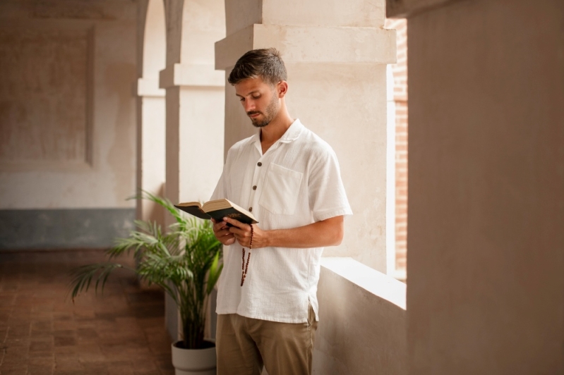Joven con Biblia