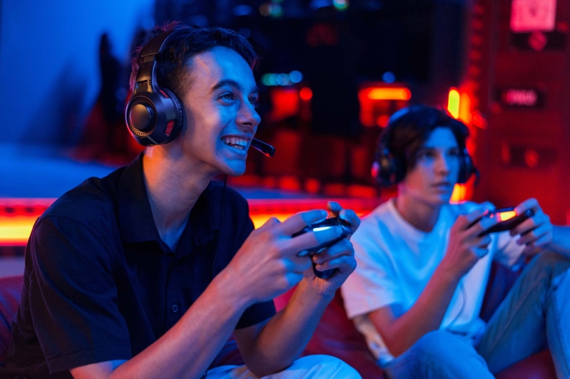 Dos amigos jugando videojuegos