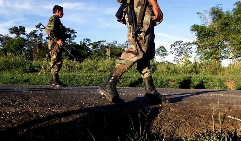 Soldados de las FARC patrullan carretera en Colombia