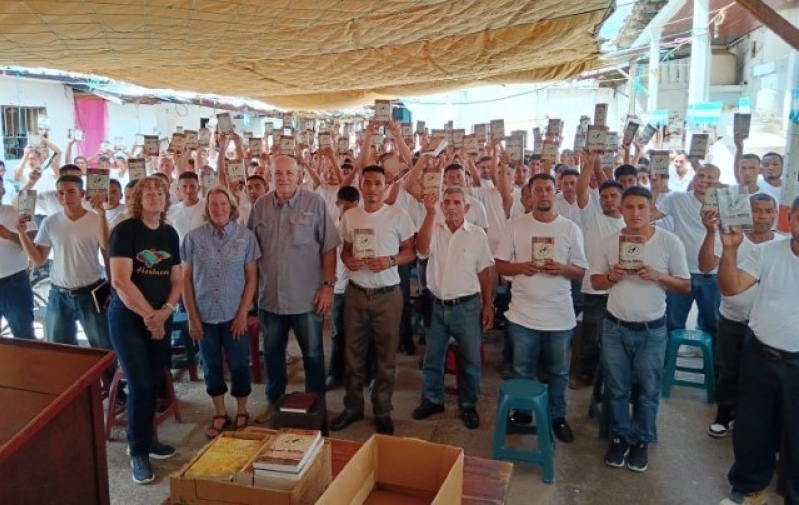 Reparten biblias en carceles de Honduras