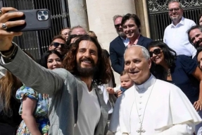 Jonathan Roumie y el papa León XIV