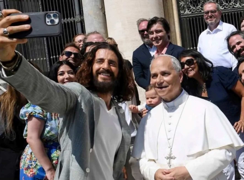 Jonathan Roumie y el papa León XIV