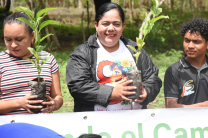 Plantan arboles en Nicaragua