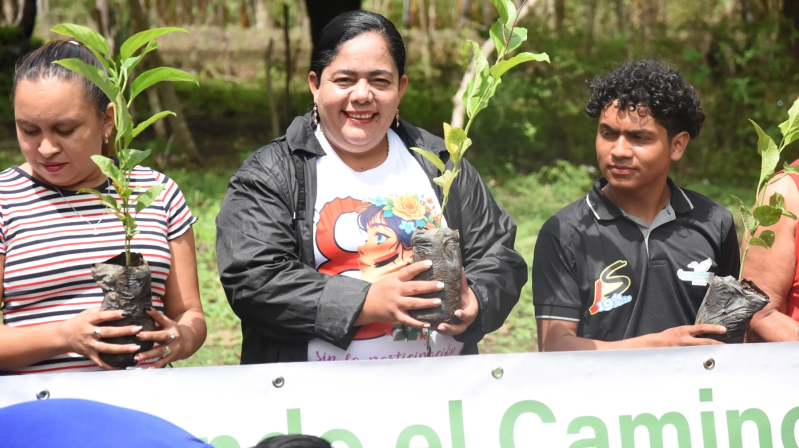 Plantan arboles en Nicaragua