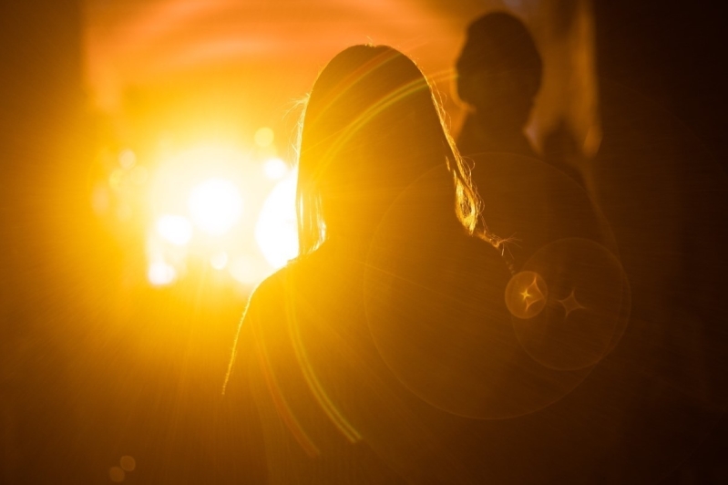 Mujer con luz fuerte al fondo