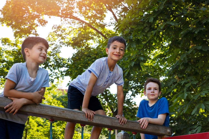 Niños divirtiéndose en el patio de recreo