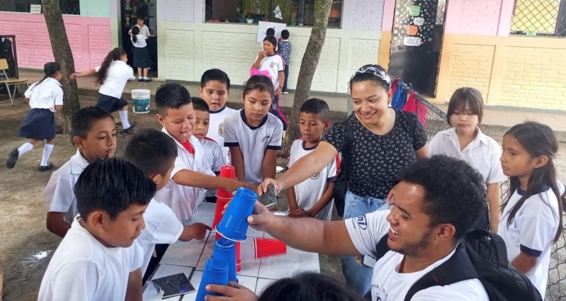 Misioneros jugando con niños en El Salvador