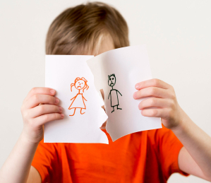 Niño con papeles hombre - mujer