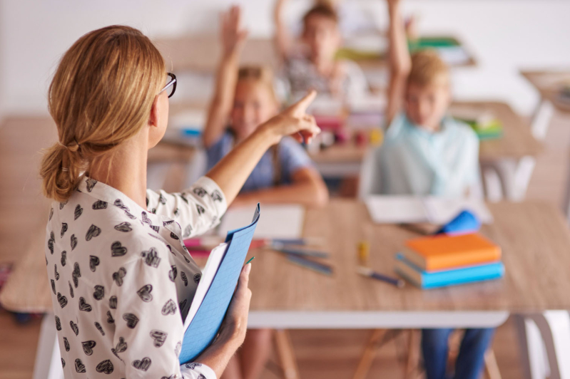 Maestra dando clases a sus alumnos en un aula