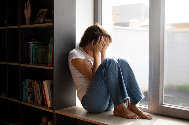 Mujer deprimida con las manos en la cara