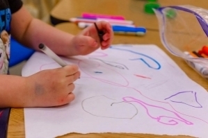 Niño de kinder pintando