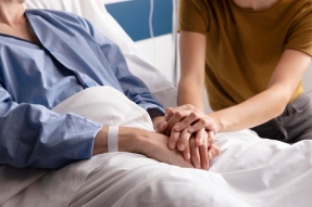 Hombre enfermo en cama de hospital