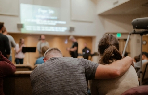 Pareja en la iglesia