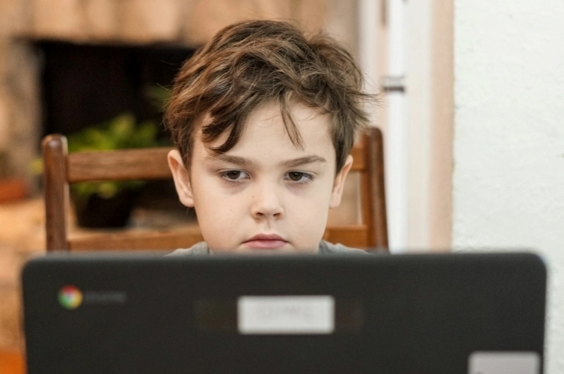 Niño en computadora