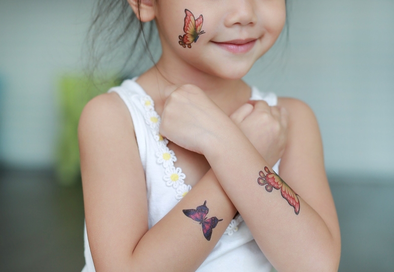 Niña con tatuajes