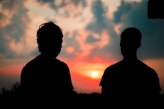 Dos hombres en silueta al amanecer
