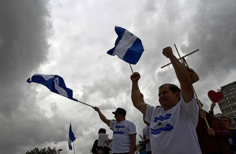 Nicaragüenses con banderas