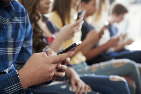 Jovenes con celulares