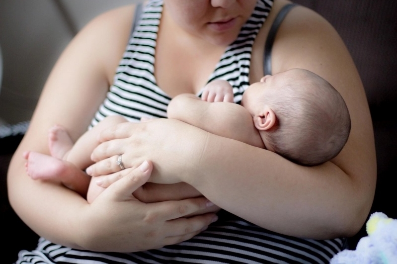 Mamá con bebé en brazos