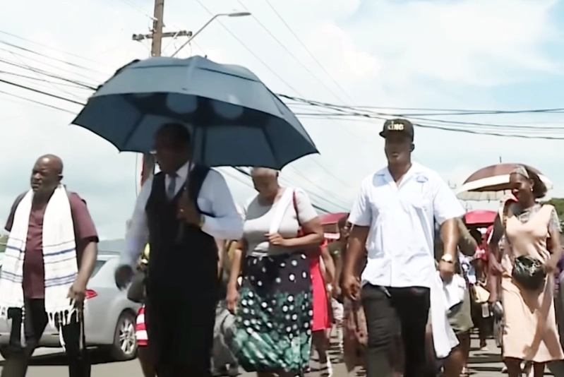 Manifestantes marchan en Spanish Town, St. Catherine, Jamaica
