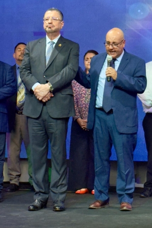 Oración por Rodrigo Chaves