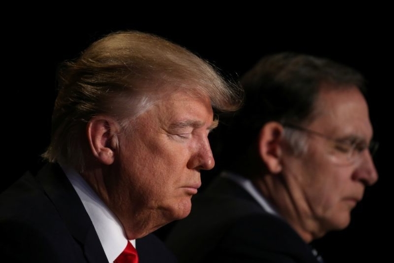Donald Trump orando