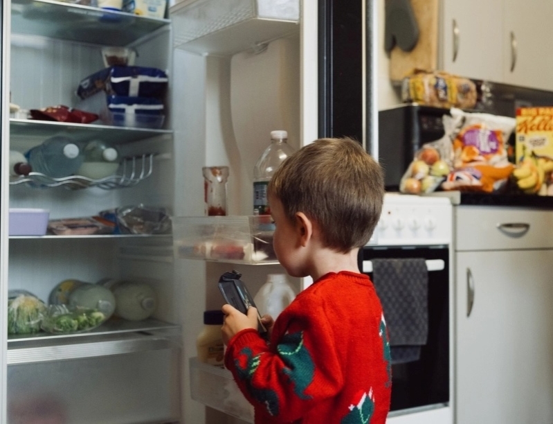 Niño frente a refrigerador