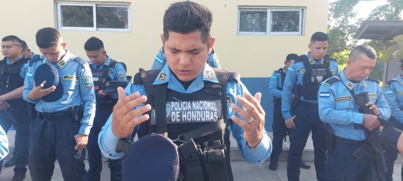 Policías de Honduras en oración