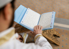 Hombre leyendo el Coran