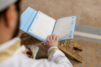 Hombre leyendo el Coran
