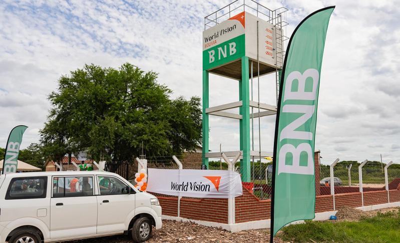 Tanque de para 600 niños bolivianos