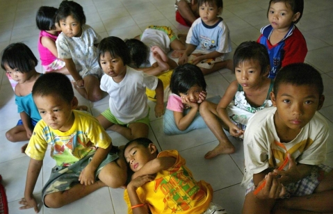 Niños huérfanos tailandeses