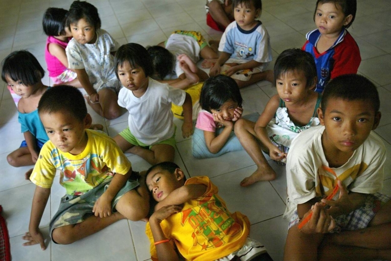 Niños huérfanos tailandeses
