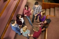 Jovenes tomados de la mano