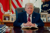 Donald Trump lee la Biblia en la Oficina Oval