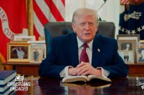 Donald Trump lee la Biblia en la Oficina Oval