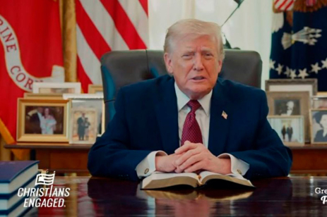 Donald Trump lee la Biblia en la Oficina Oval