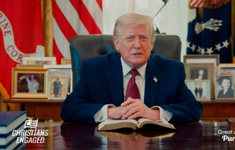 Donald Trump lee la Biblia en la Oficina Oval