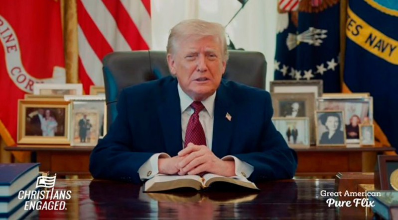 Donald Trump lee la Biblia en la Oficina Oval