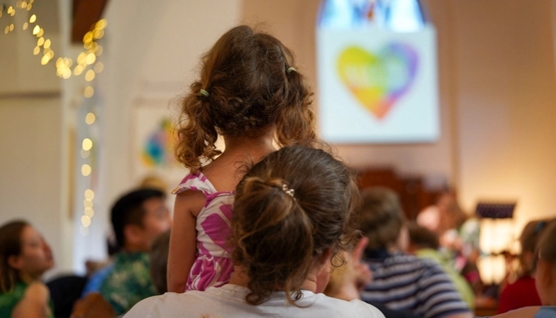 mamá e hija iglesia