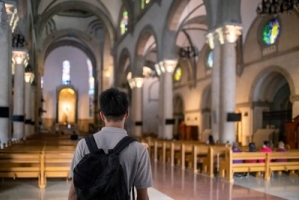 joven en iglesia