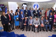 Entrega de Biblias a diputados dominicanos