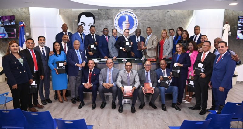 Entrega de Biblias a diputados dominicanos