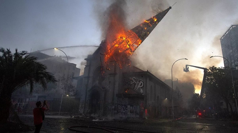 Iglesia quemada en Chile