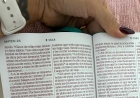 La esposa de Lionel Messi generó revuelo en redes al compartir una imagen de la Biblia