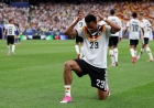 Felix Nmecha de Alemania entrega su primer gol a Dios y sorprende al orar con sus rivales